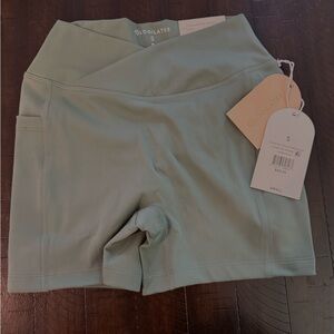 Women's Crisscross Scrunch Bike Short in Hedge Green